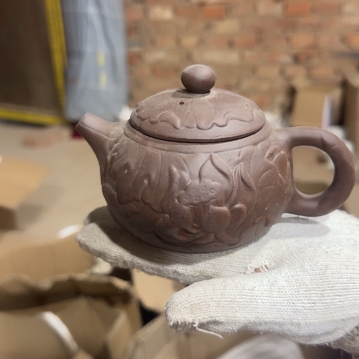 库存微瑕紫砂壶一个
