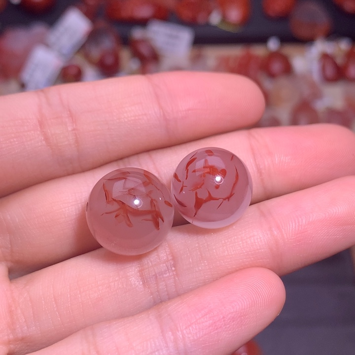 (***六南红玛瑙未镶嵌珠宝半成品冰飘单珠（其中一个装Q型扣头）