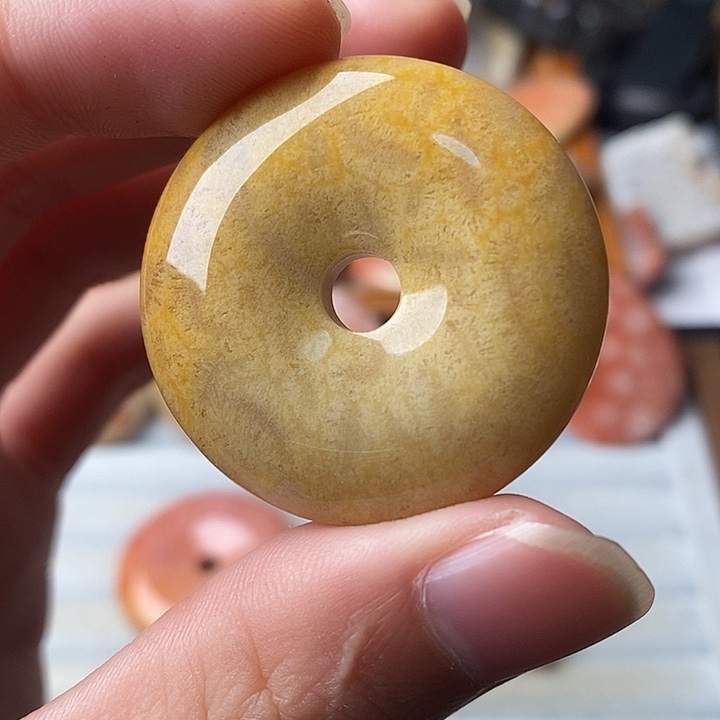 T***y硅化珊瑚未镶嵌颈饰