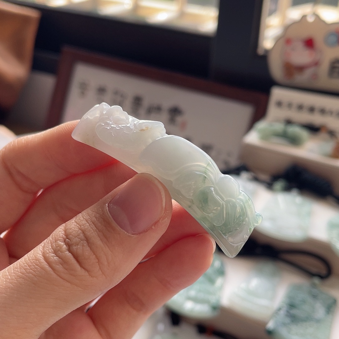 翡翠未镶嵌颈饰荷叶鱼手牌