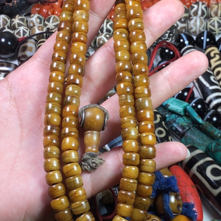 泥塑追*人东西。     