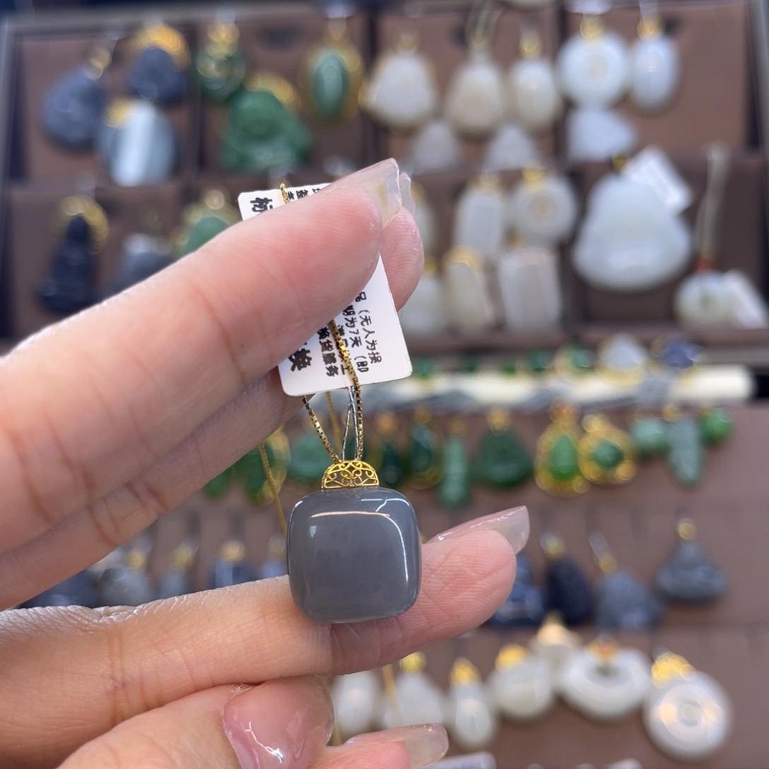 和田玉吊坠18K金镶嵌