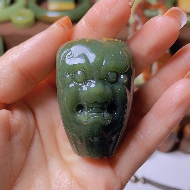 未镶嵌岫岩河磨玉（透闪石质玉）把件