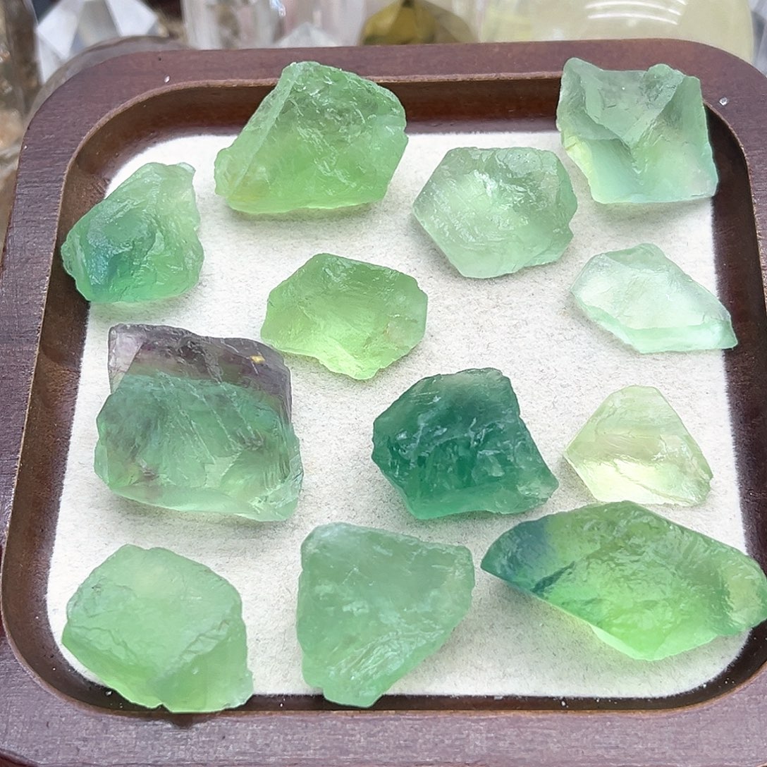 水晶珠宝半成品未镶嵌14 透！绿莹石大颗粒碎石（一盘）