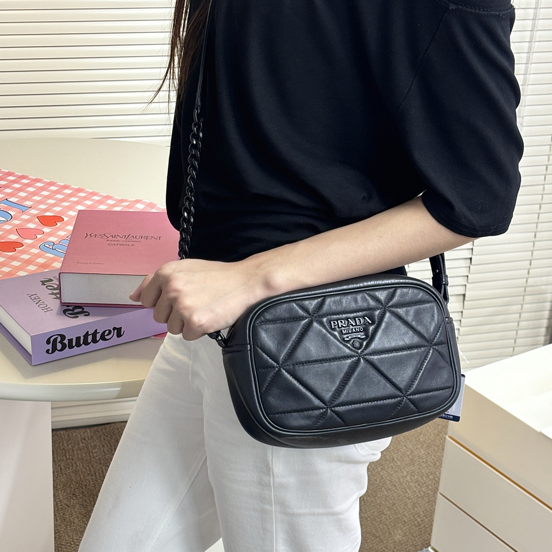95新 Prada/普拉达 黑的菱格纹单肩斜挎包
