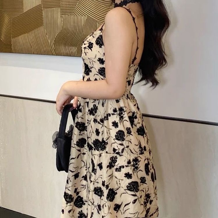 夏季盐系穿搭轻熟冷淡风港味茶歇法式碎花吊带连衣裙显瘦气质时尚