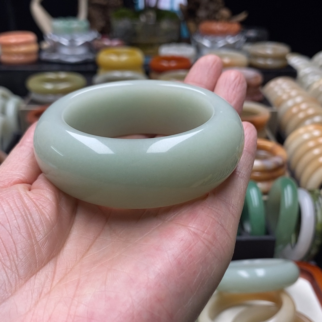 用***6石英质玉未镶嵌手镯