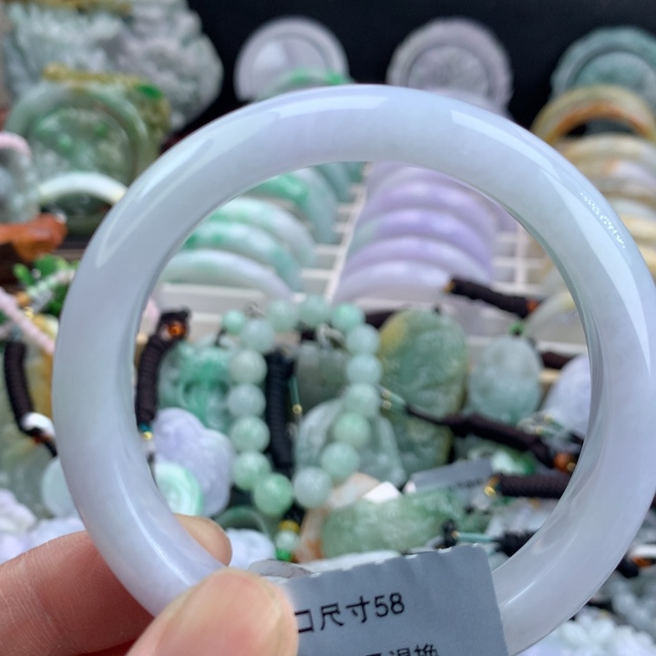 翡翠手镯未镶嵌吊坠