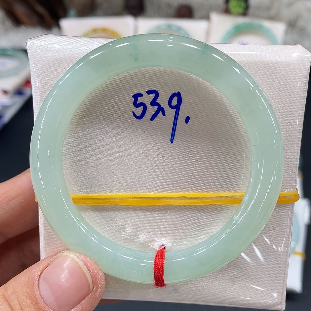 翡翠手镯未镶嵌翡翠