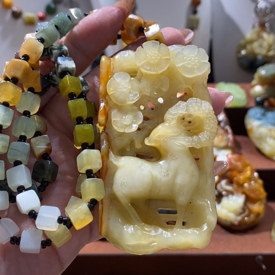 蛇纹石玉未镶嵌颈饰