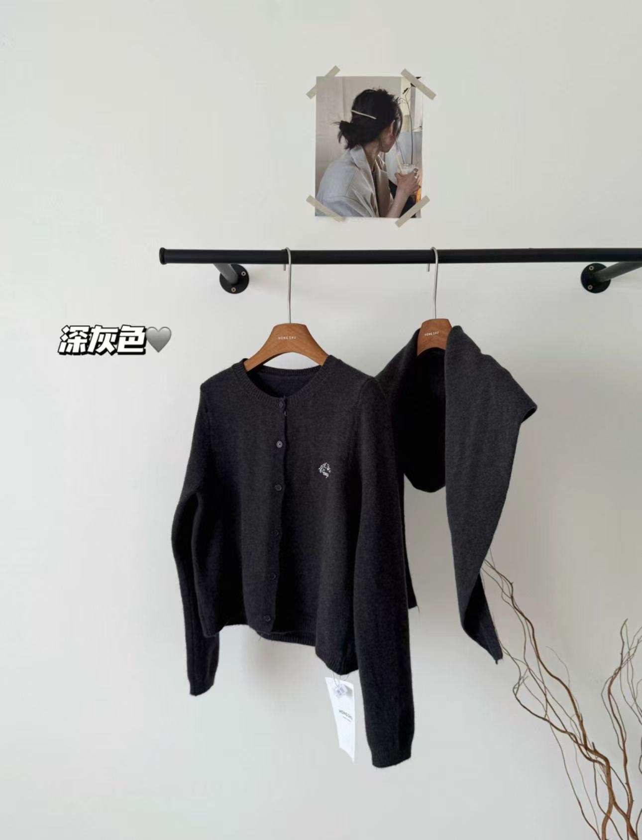 韩系慵懒高级感圆领字母绣花针织开衫毛衣两件套配领巾