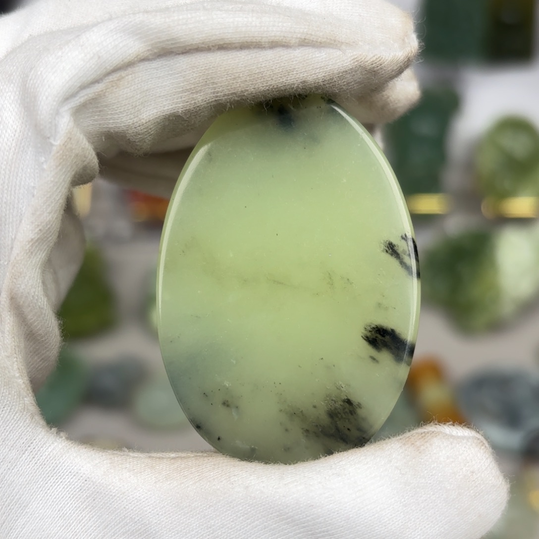 蛇纹石玉颈饰未镶嵌