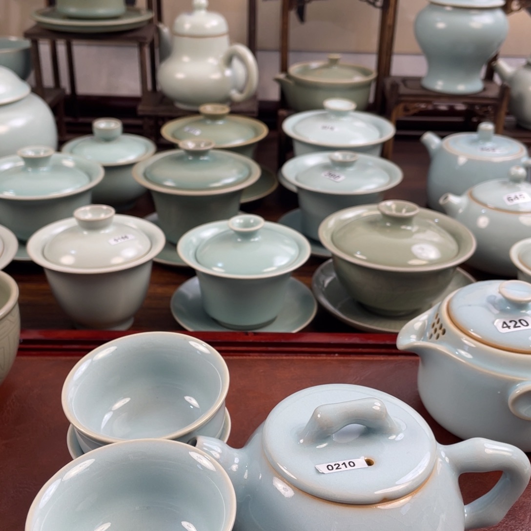 L****╮微瑕0210➕4杯………………m