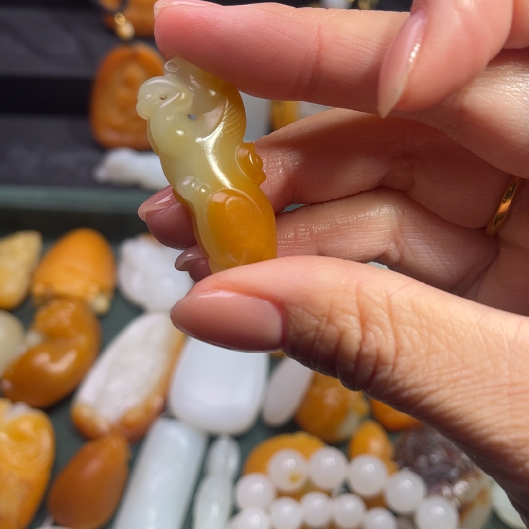 和田玉颈饰未镶嵌纹****蛋