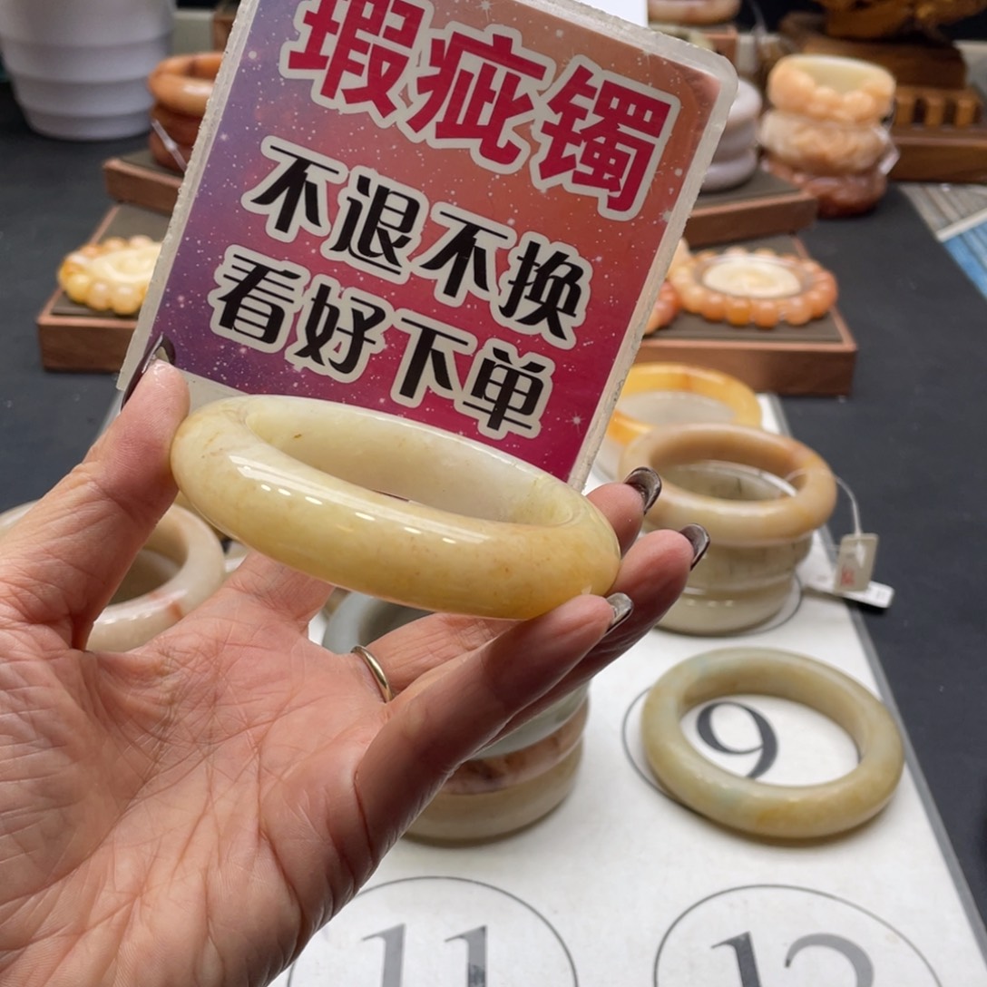 -***忧石英岩玉未镶嵌手镯