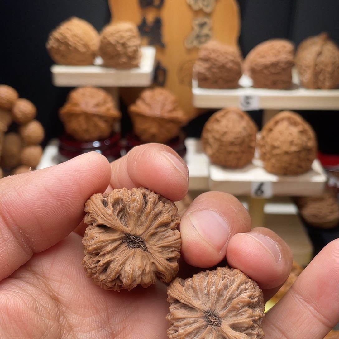 喜***谁桃核吊坠南疆石35/34/35全品无修无黄无嗑碰