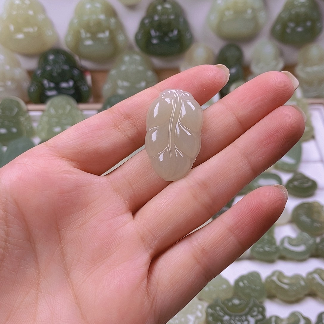 悠***悠和田玉未镶嵌颈饰