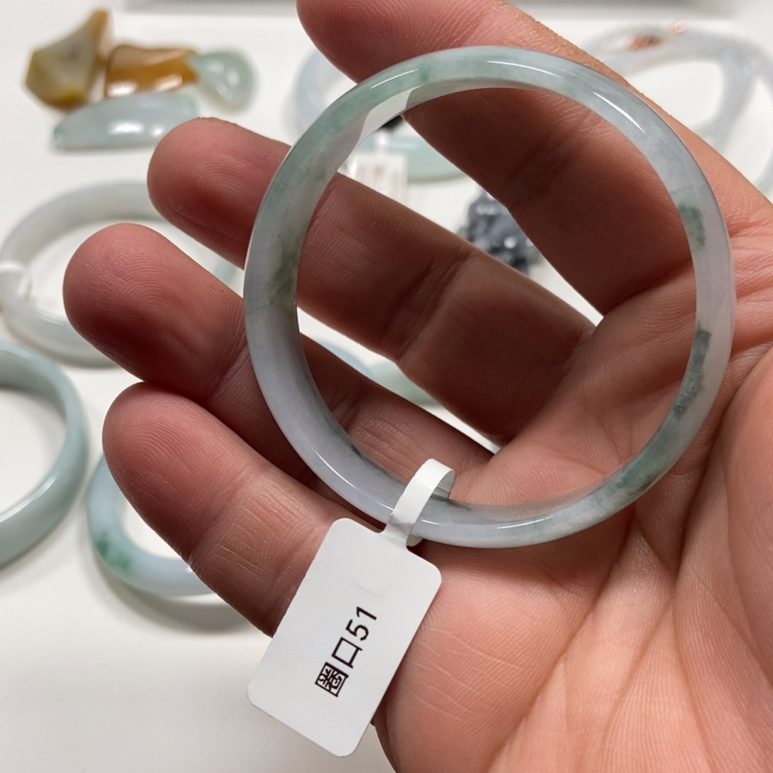 翡翠手镯未镶嵌翡翠