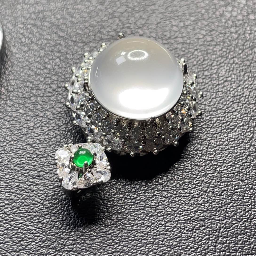 黛***茜石英质玉合金颈饰俄白大蛋面