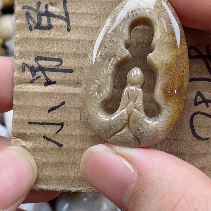 颈饰未镶嵌硅化珊瑚（珊瑚玉）巧**?