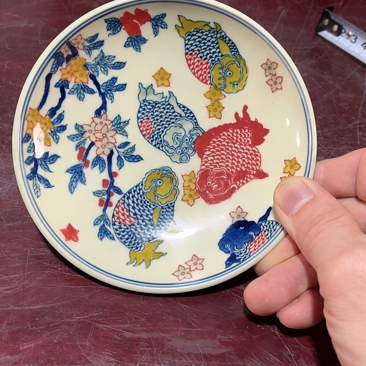 瓷片//////直径13.5厘米。黄。