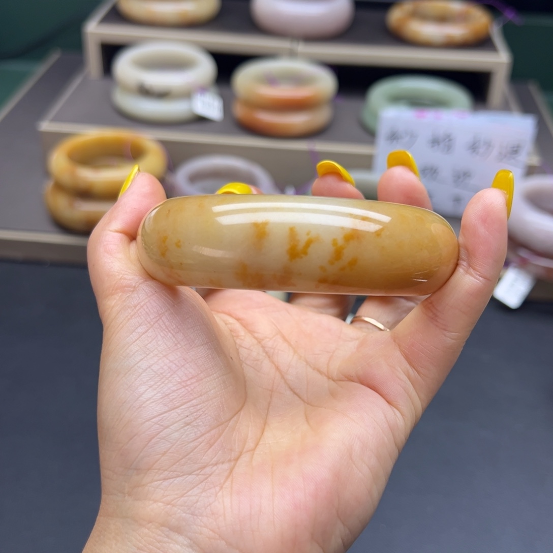 ꮤ****石英质玉（佘太翠）未镶嵌手镯