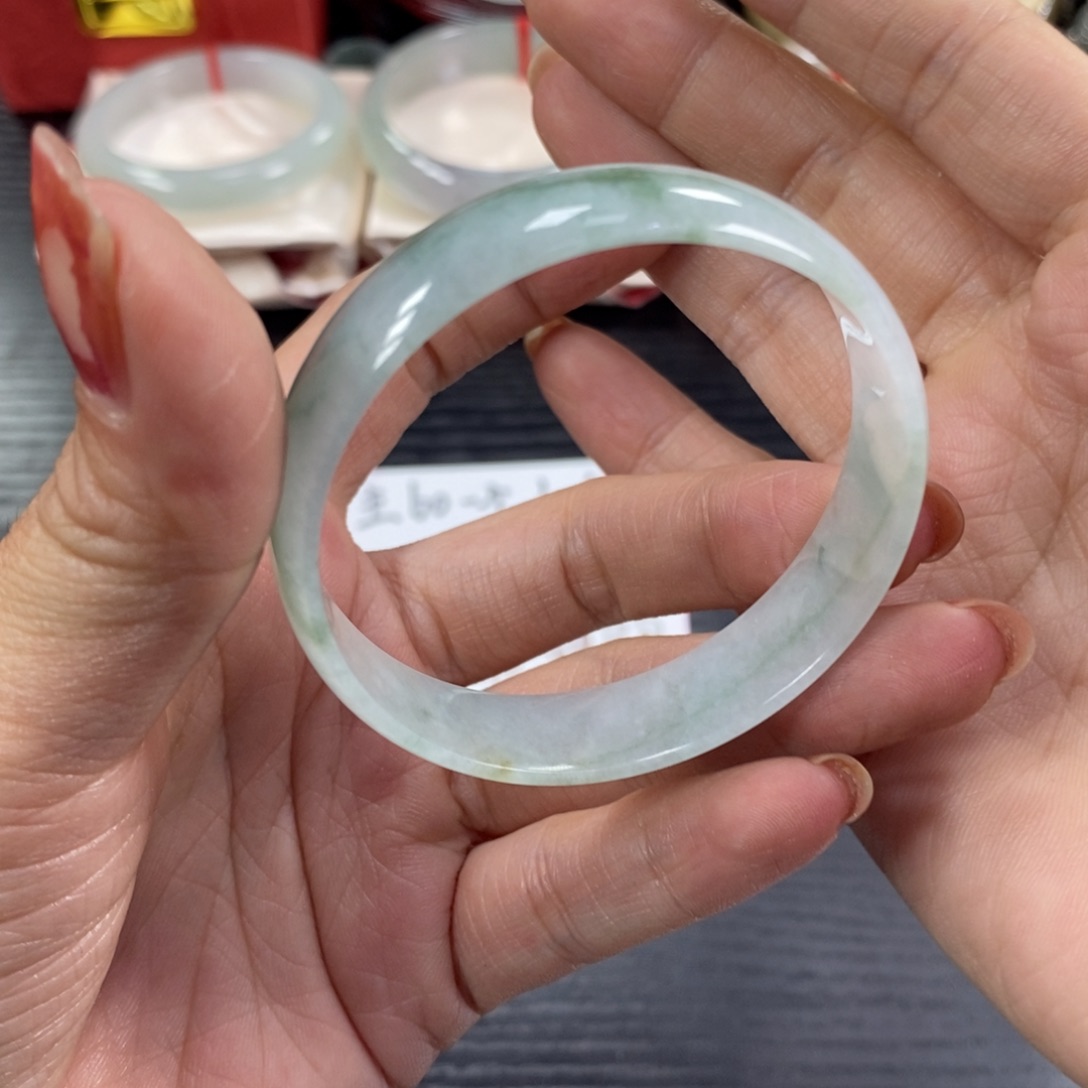 翡翠手镯未镶嵌天然翡翠