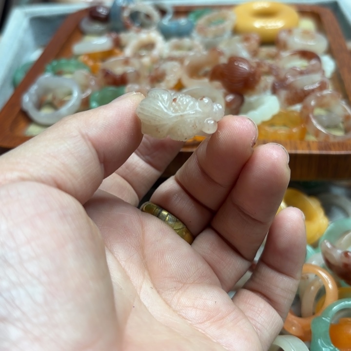 辣***儿石英岩玉合金颈饰