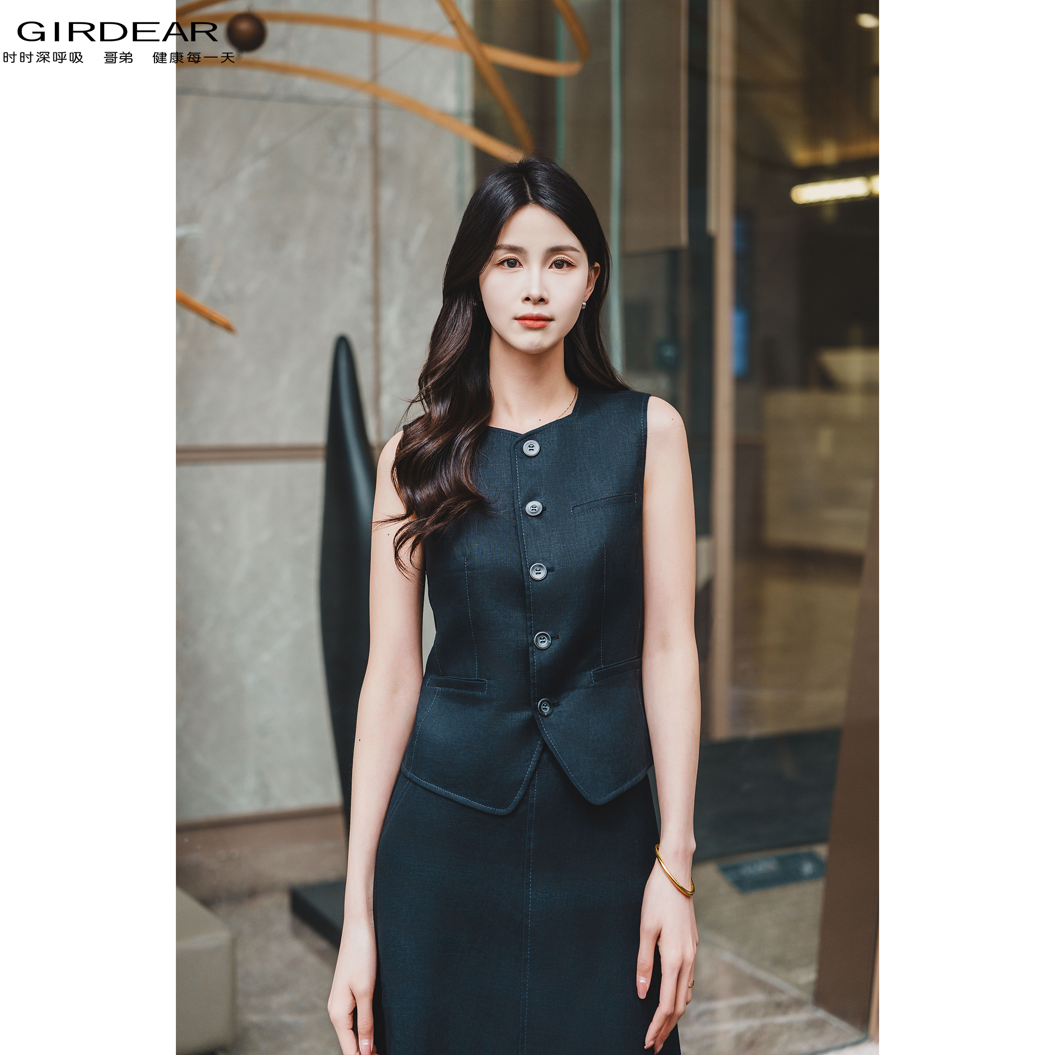 GIRDEAR/哥弟春夏新款气质通勤短款V领印花亚麻单排扣马夹 140012
