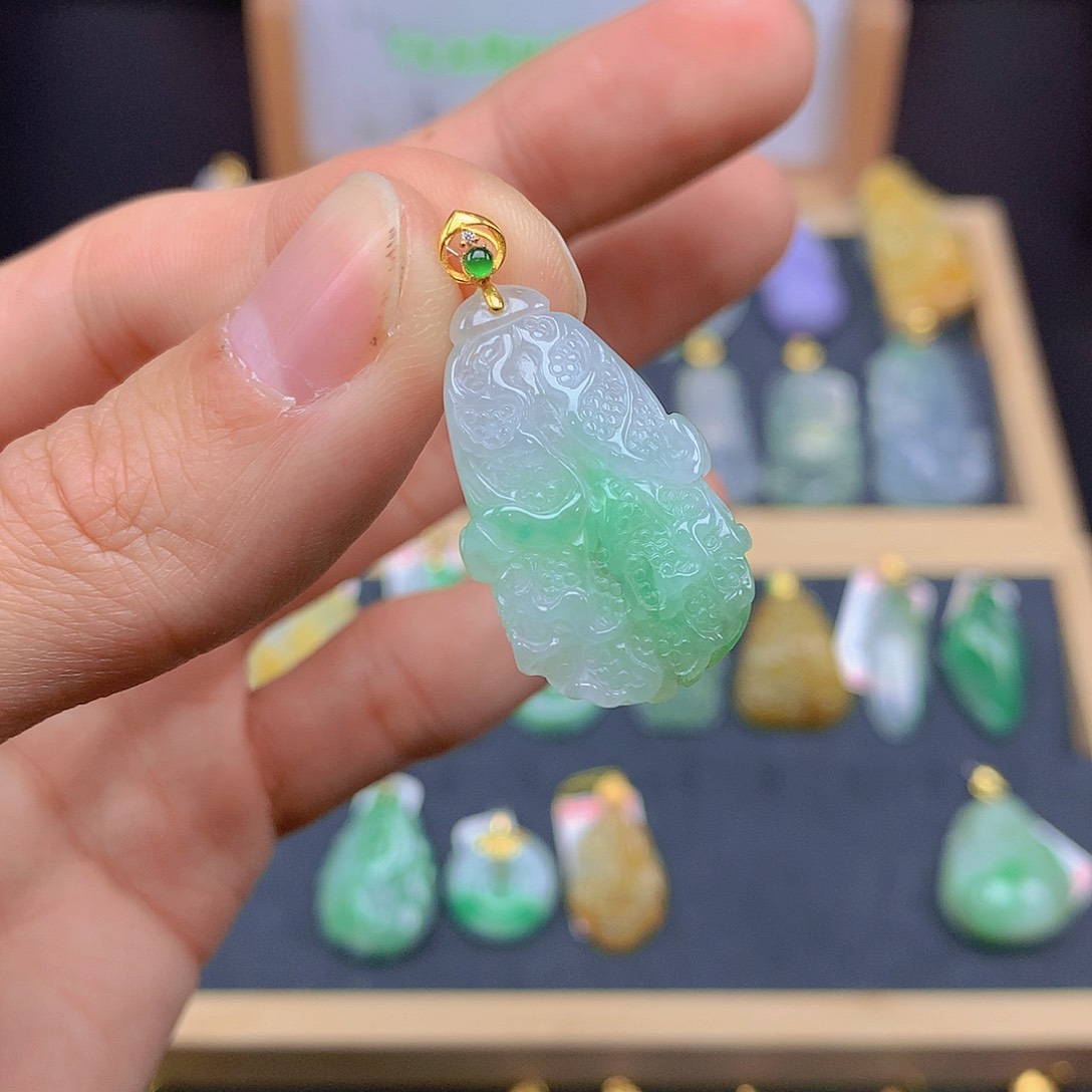 翡翠颈饰18K金镶嵌翡翠