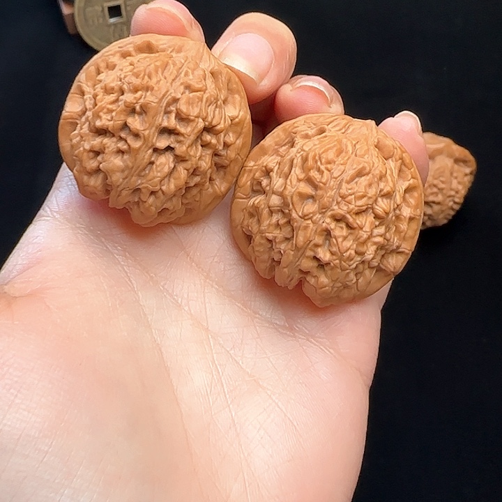 文玩核桃把件兴隆血麒麟36