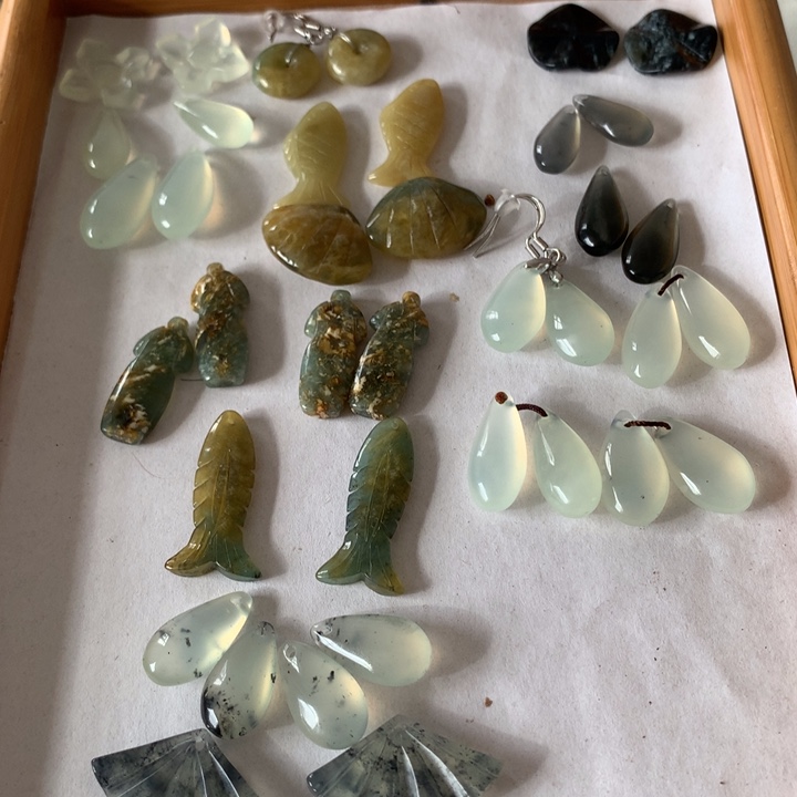 蛇纹石玉未镶嵌耳环