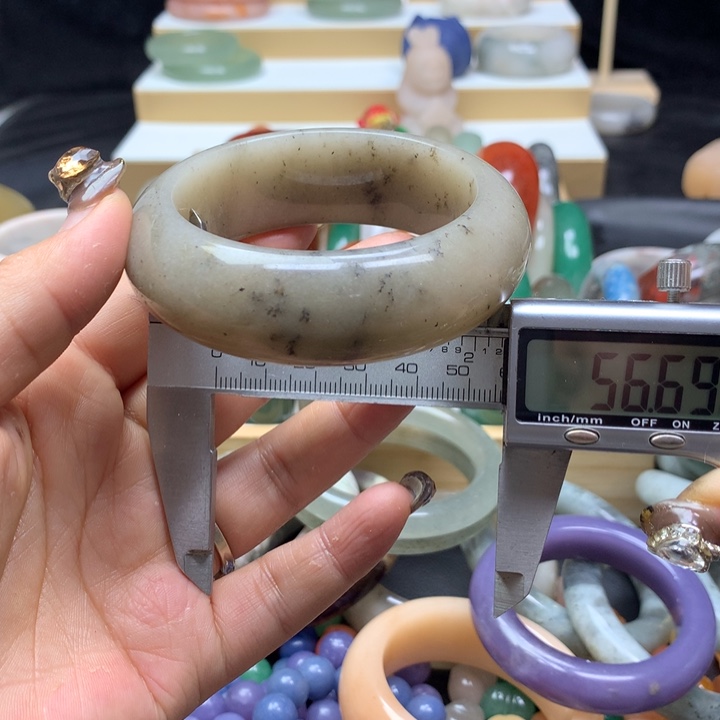 未镶嵌手镯石英质玉