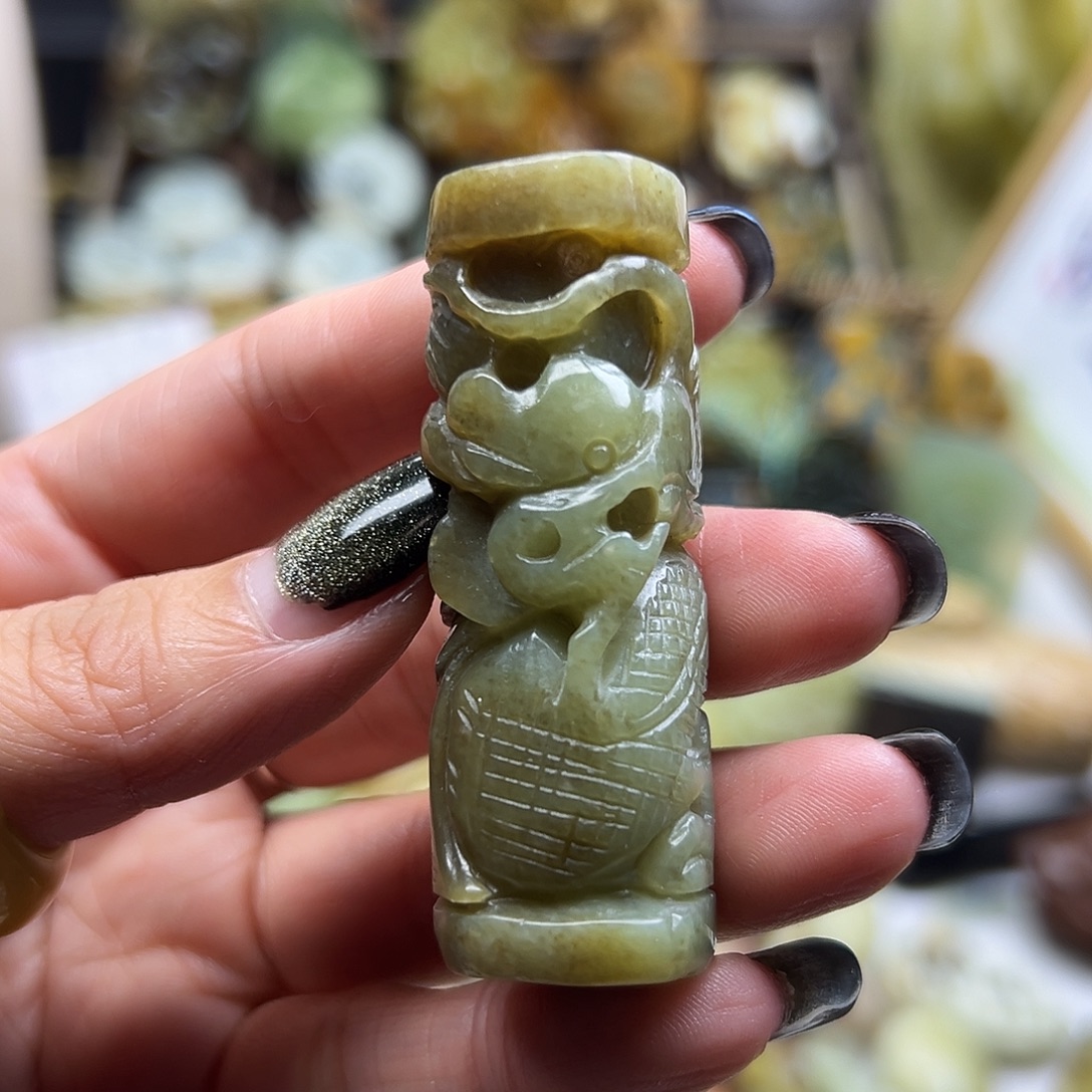 岫岩老玉（透闪石质玉）未镶嵌颈饰老玉龙柱