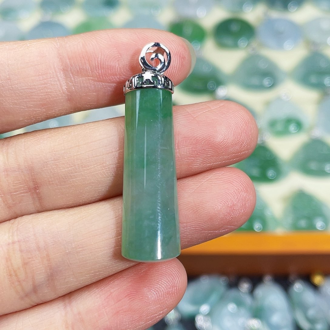 翡翠颈饰18K金镶嵌吊坠