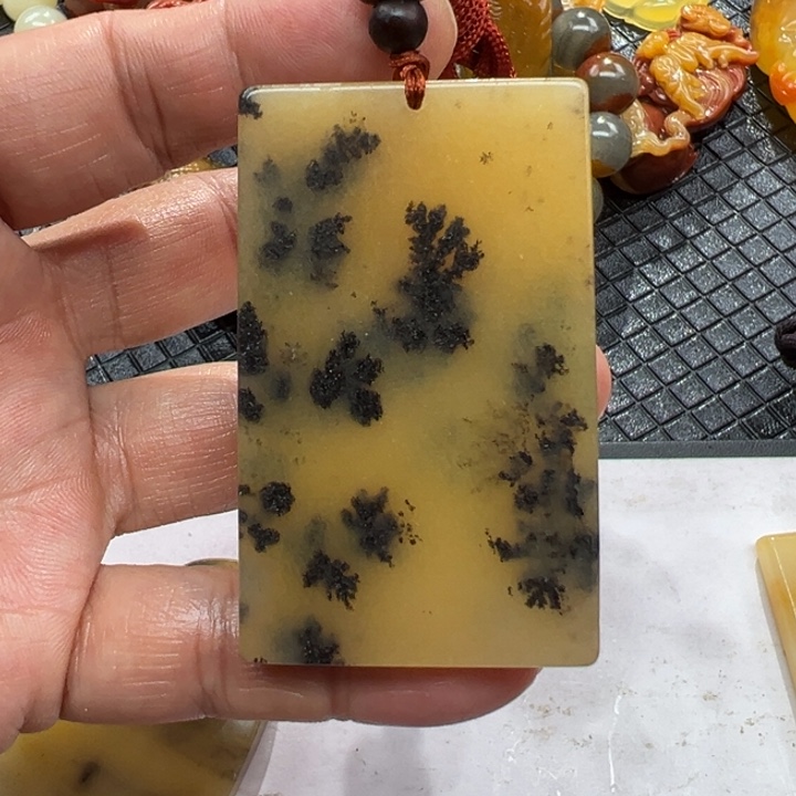 石英质玉（黄龙玉）颈饰未镶嵌