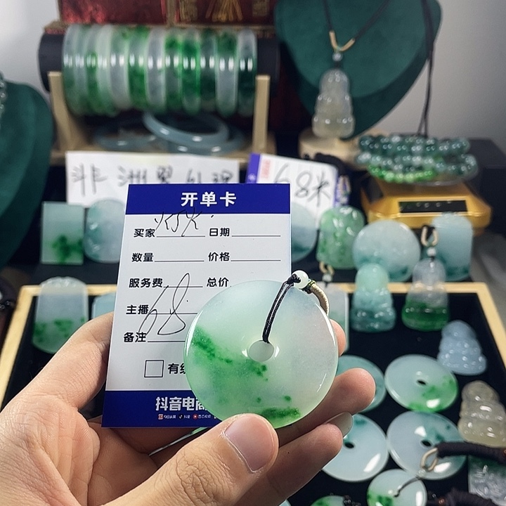 灯***-颈饰未镶嵌翡翠平安扣