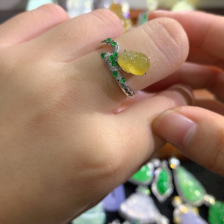 翡翠18K金镶嵌颈饰貔貅