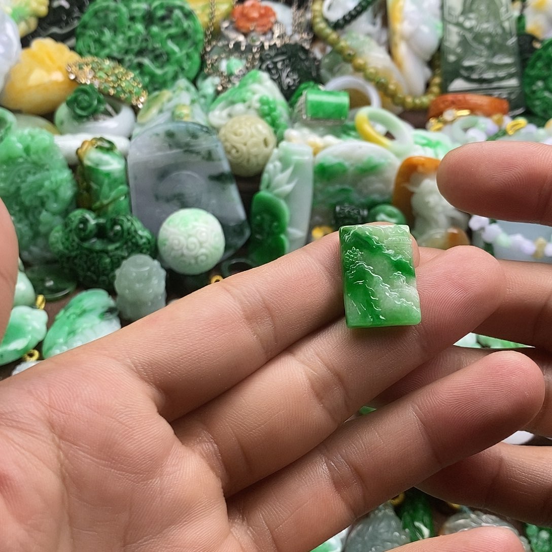 翡翠未镶嵌颈饰山水