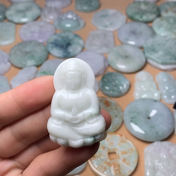翡翠未镶嵌颈饰观音