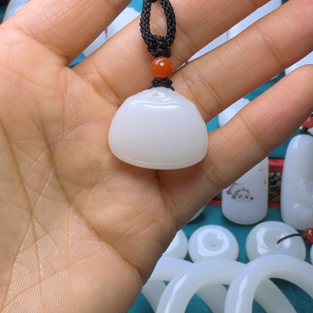 和田玉颈饰未镶嵌是****！