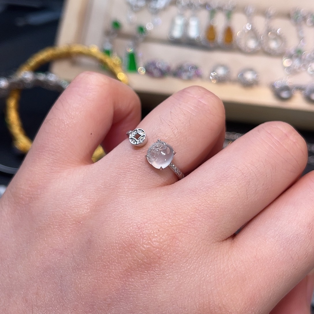 翡翠18K金镶嵌戒指金蟾