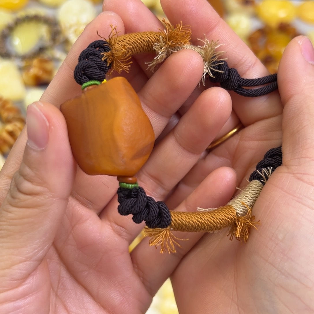 蜜蜡裸石未镶嵌蜜蜡