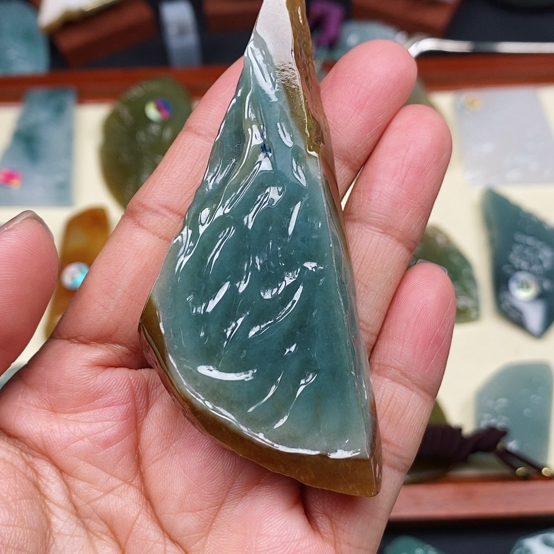 翡翠颈饰未镶嵌翡翠