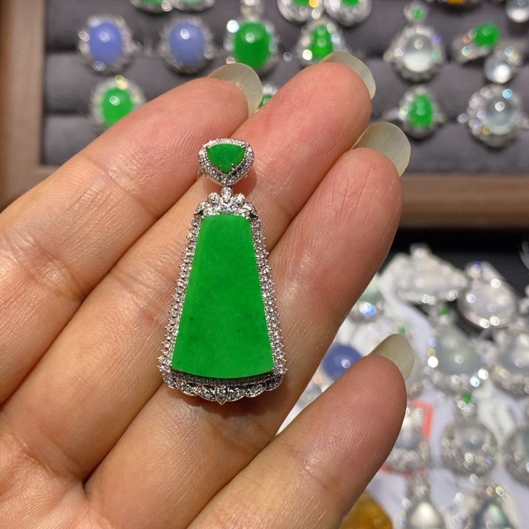 翡翠18K金镶嵌颈饰