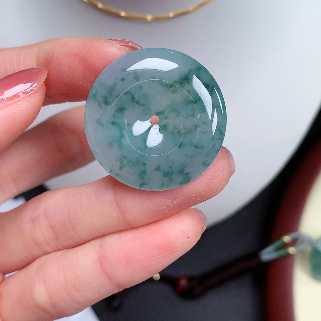 翡翠颈饰未镶嵌平安扣