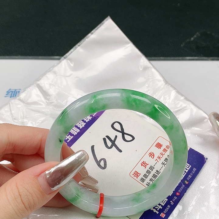 翡翠手镯未镶嵌翡翠手镯