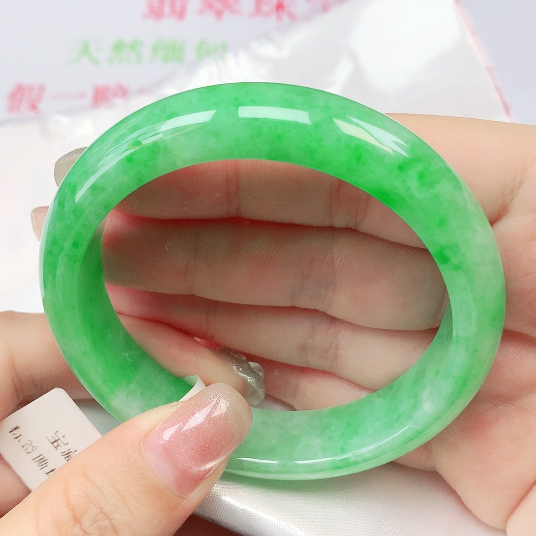 翡翠手镯未镶嵌抖音811