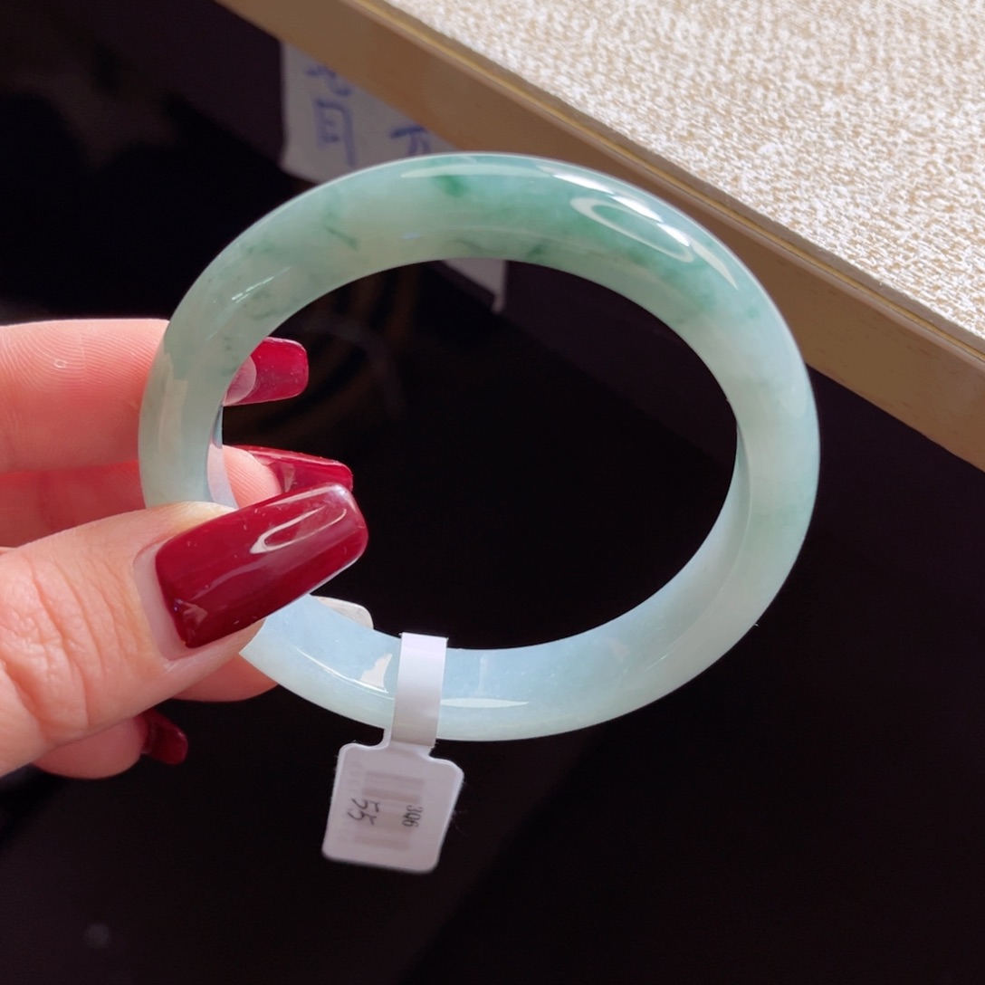 翡翠手镯未镶嵌手镯