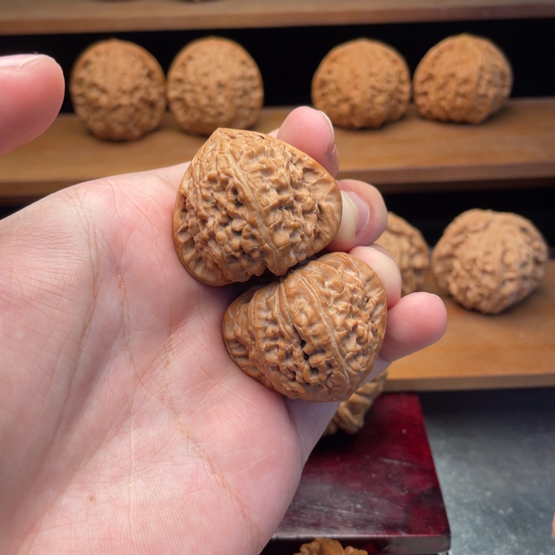 文玩核桃把件38.8精配毕业红皮卡姿兰三角白